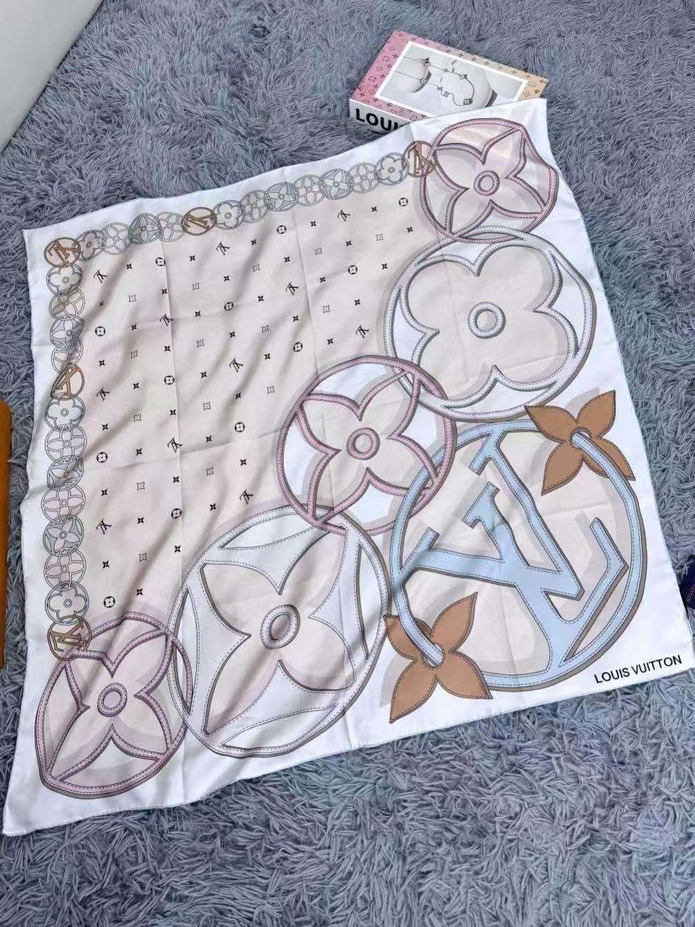 10 Styles of LV Silk Scarves (90×90cm)