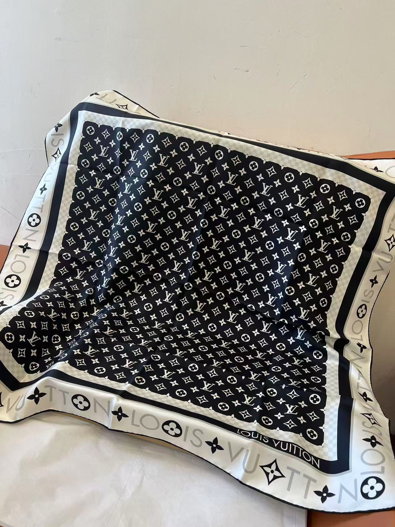 10 Styles of LV Silk Scarves (90×90cm)